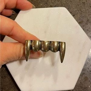 Size 6/6.5 will not fit anyone that wears 7 or higher